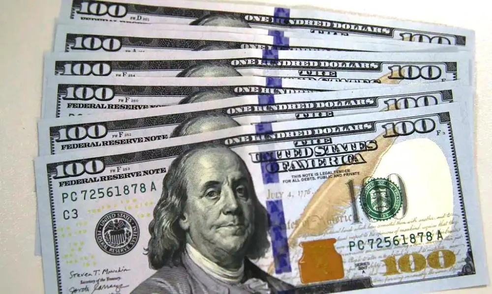 Dólar volta a superar R$ 5 e fecha em alta de 0,71%