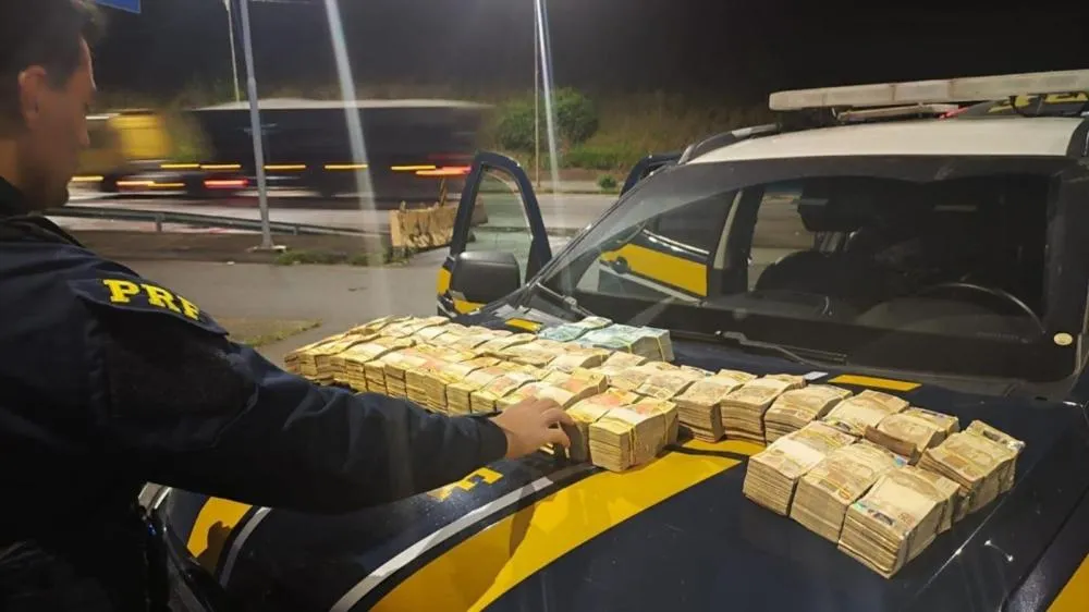 PRF flagra R$ 870 mil em mala de motorista que saiu de Ponta Porã