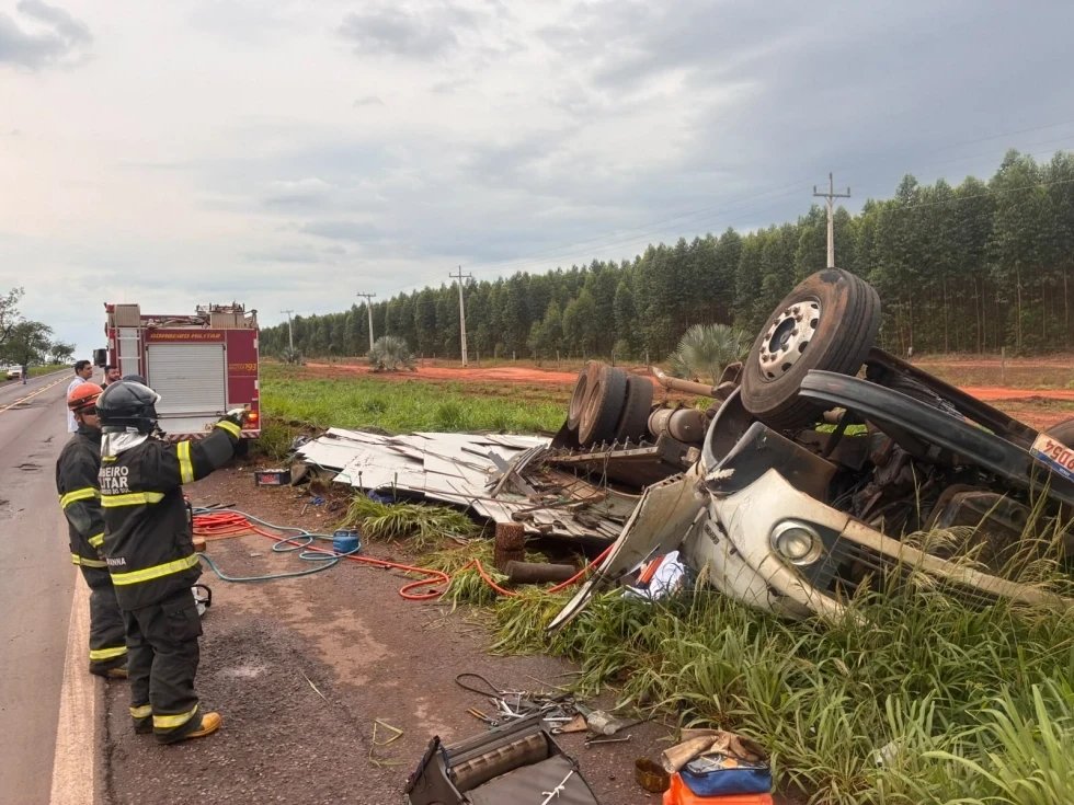 Caminhão tomba e caminhoneiro morre preso entre as ferragens na BR-267