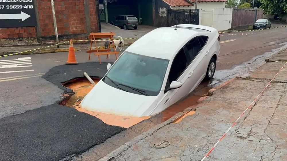 Obra na rede de gás abriu cratera e ‘engoliu’ carro na Vila Margarida
