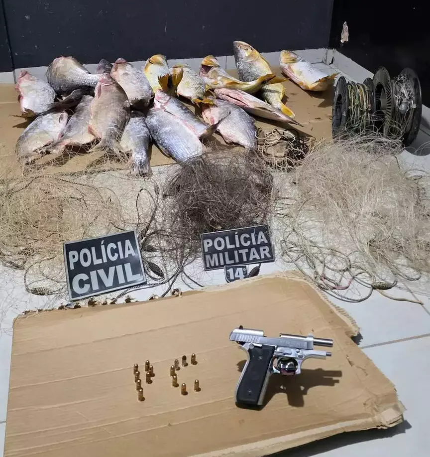 Homem em liberdade condicional é preso com pistola e pescado ilegal em Deodápolis