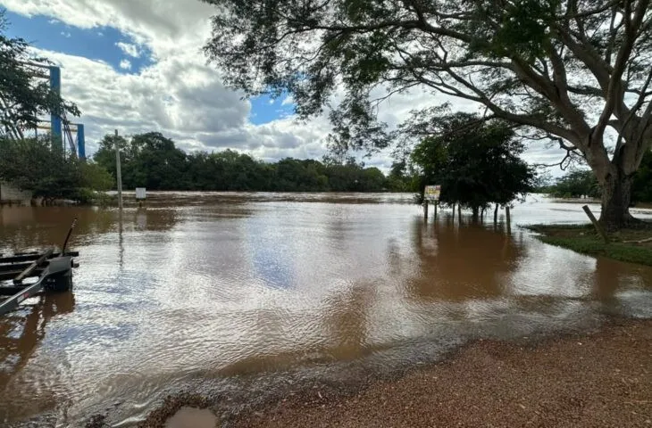 Rio Dourados baixa 1,33 metro desde segunda-feira e sai da cota de alerta