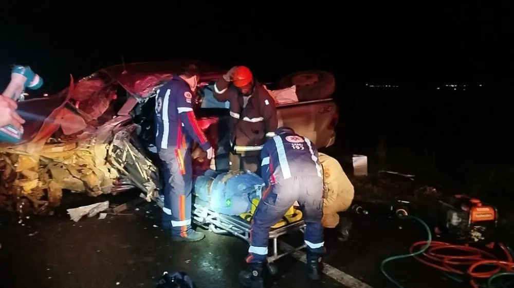 Carreta com placas do Paraguai tomba após colisão com Hilux entre Dourados e Ponta Porã